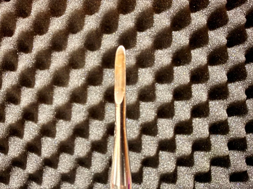A 4 mm luxator blade. 